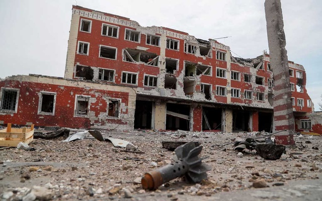 Russia tightens grip on Ukrainian factory city, decries US rocket supplies
