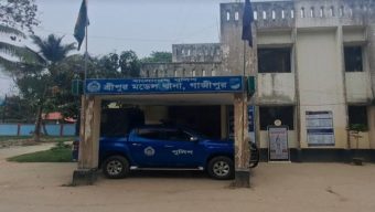 সড়কে পড়েছিল গৃহবধূর লাশ, হত্যার অভিযোগ স্বামীর বিরুদ্ধে