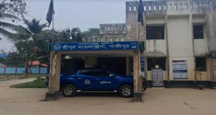 সড়কে পড়েছিল গৃহবধূর লাশ, হত্যার অভিযোগ স্বামীর বিরুদ্ধে