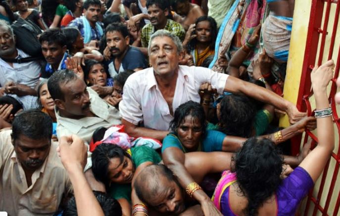 ভারতে ধর্মীয় সমাবেশে পদদলনে নিহত বেড়ে শতাধিক