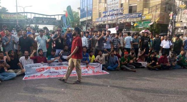 শাহবাগ-কারওয়ান বাজার-ফার্মগেট শিক্ষার্থীদের দখলে
