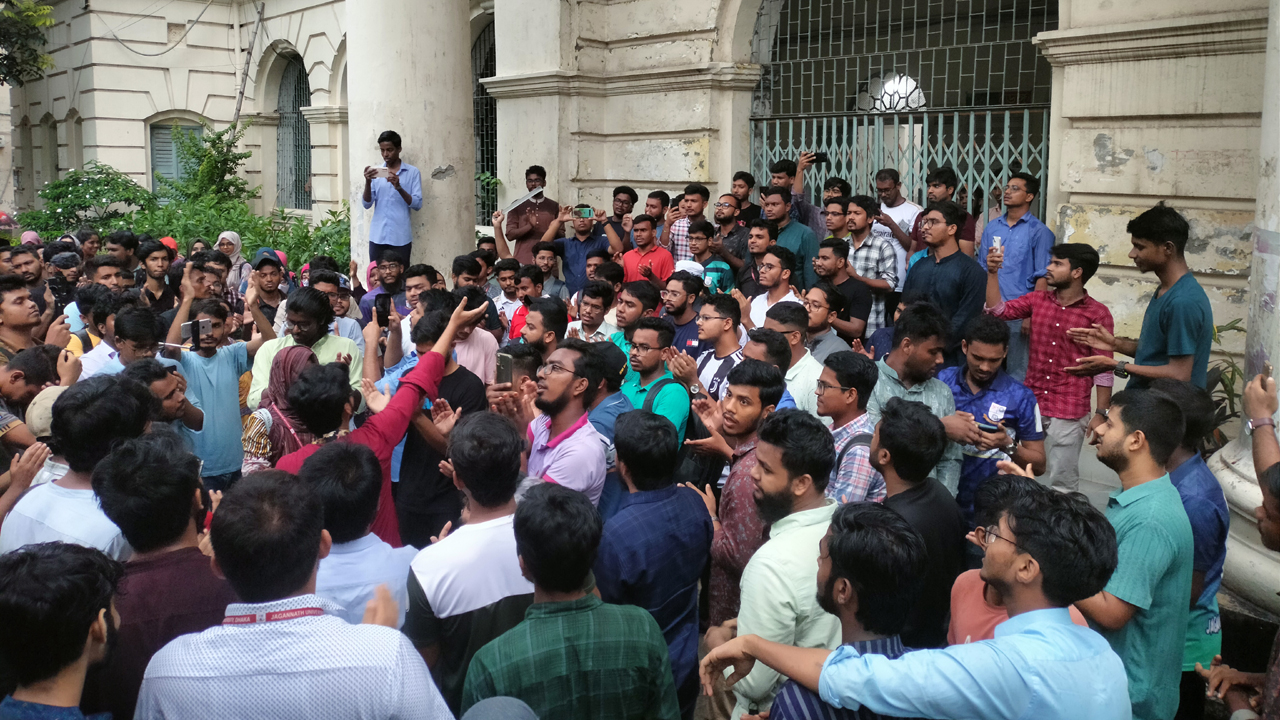 জবি উপাচার্যের পদত্যাগে ২৪ ঘণ্টার আলটিমেটাম