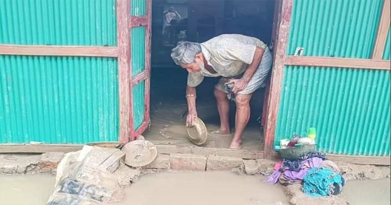 পানি সরে যাচ্ছে, দেখা মিলছে ঘরের, বন্যাদুর্গতদের বাড়ছে দুশ্চিন্তা